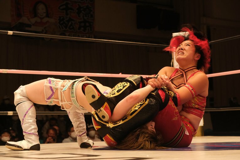 水着グラビアも披露のアイドル路線から急転換…素顔は“オラオラ”、スターダムのベルトも獲得した岩田美香の渇望「総合格闘技かキックにも」(100)