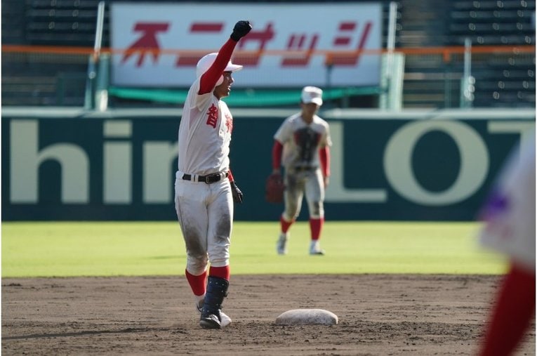 二塁打にガッツポーズの高嶋　©Hideki Sugiyama