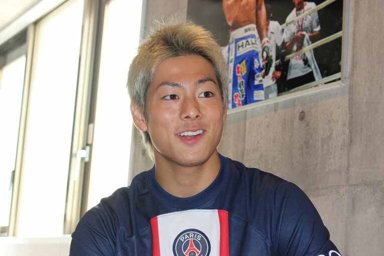 単独取材に応じる三浦孝太　©Number Web