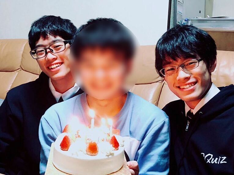 高校時代の東問（左）と東言。友人の誕生日をお祝い【スワイプするとそのほかの写真もご覧になれます】　©本人提供