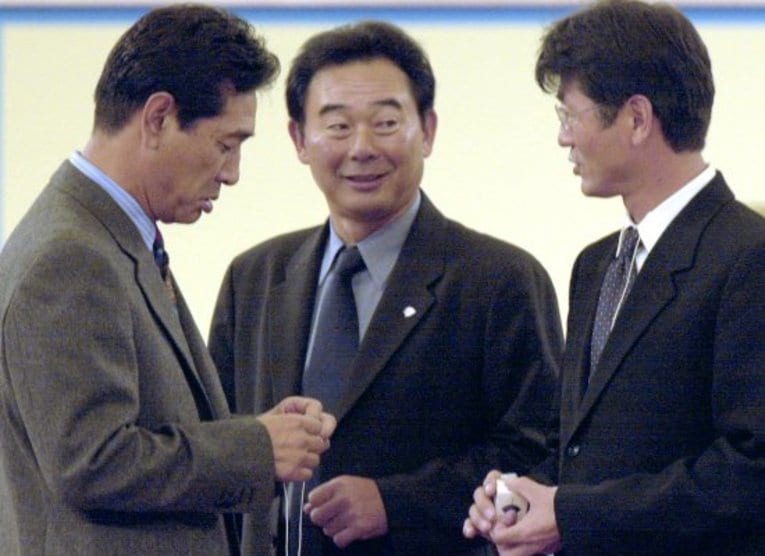 2000年のドラフト会議（左から）中日・星野監督、西武・東尾監督、日ハム・大島監督©KYODO