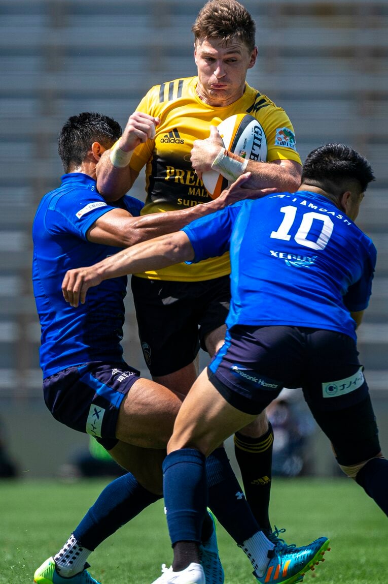 ボーデン・バレットにタックルを仕掛ける松田力也　©Takuya Sugiyama