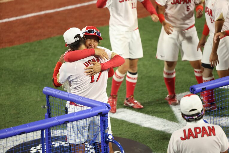 東京五輪で金メダルを獲得し、宇津木監督と抱き合う上野　©JMPA