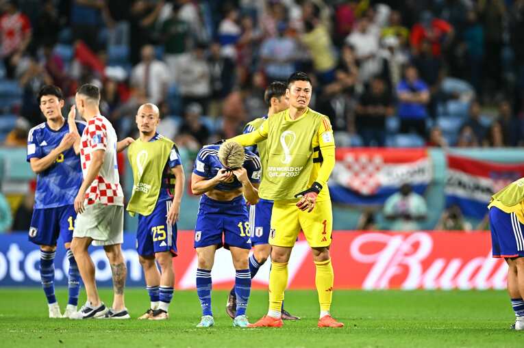 クロアチア戦後、選手たちをなぐさめ、自身も涙する川島　©Takuya Kaneko／JMPA