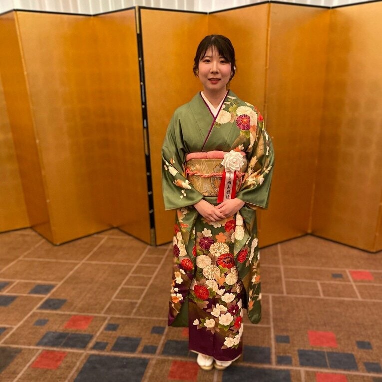 2024年9月8日に都内ホテルで開催された日本将棋連盟100周年記念式典にあでやかな和服姿で出席した西山。この2日後に試験対局があった　©Noboru Tamaru