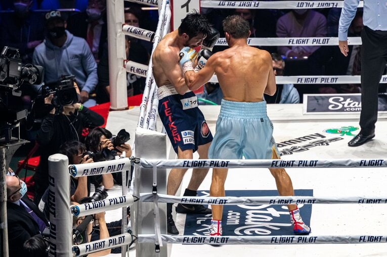 ロープ際に何度も追い詰められる村田　©Takuya Sugiyama