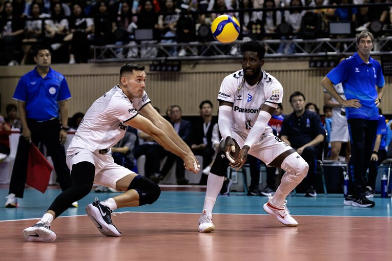 ジェスキー・トーマス、ロペス・ミゲル／大阪ブルテオン　©︎Takuya Sugiyama