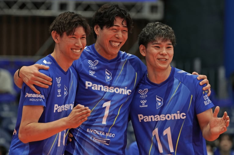 大阪ブルテオンの新体制発表会で笑顔を見せる清水邦広（2025年10月、中央）。後輩たちに思いを託し、今シーズン限りでユニフォームを脱ぐ ／ photograph by Sankei Shimbun