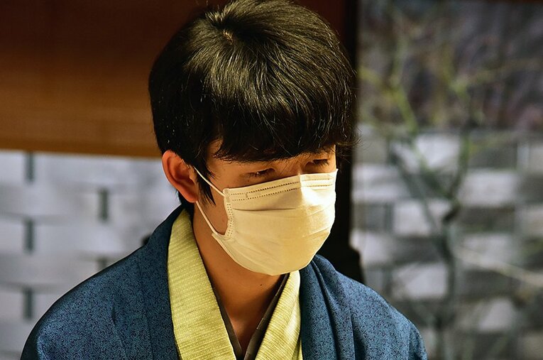棋王戦第3局で敗戦を喫した藤井聡太五冠だが、その後中2日で行われた順位戦A級プレーオフで名人戦挑戦権を手に入れている ／ photograph by 日本将棋連盟