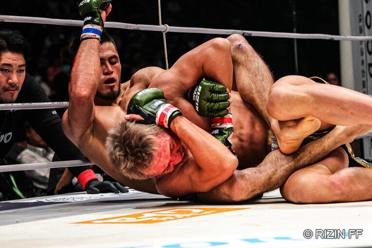 バックをとってふたたび鉄槌　©RIZIN FF