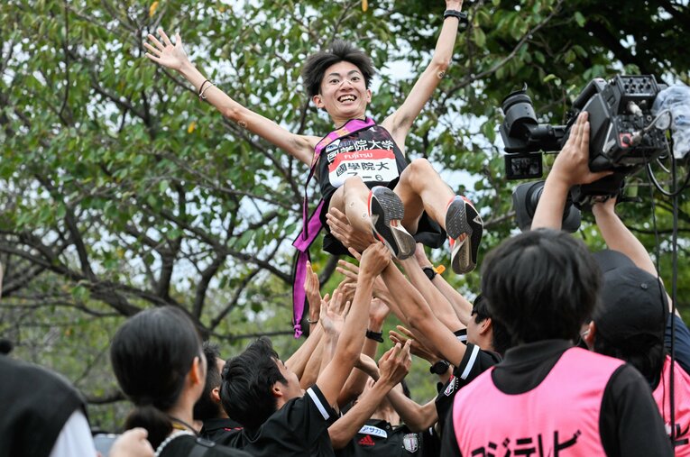 出雲3度目のアンカーでついに優勝。日本一高い？　胴上げで宙を舞う國學院大・平林 ／ photograph by Nanae Suzuki