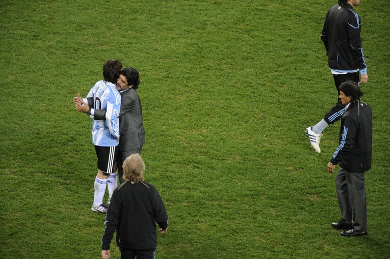 ドイツに大敗した後、メッシをハグするマラドーナ監督　©Takuya Sugiyama/JMPA