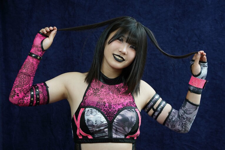 “女子高生でヒールで双子”スターダム吏南が語った木村花への思い「花さんがいなかったら、プロレスをやめていた」《特別グラビア》(22)