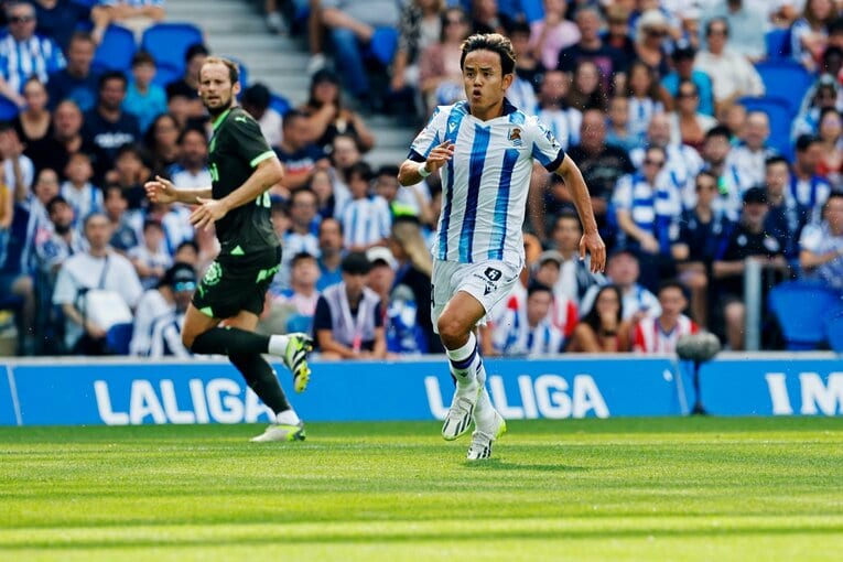 相手GKをじっくり確認しながらプレスをかける久保　©Daisuke Nakashima