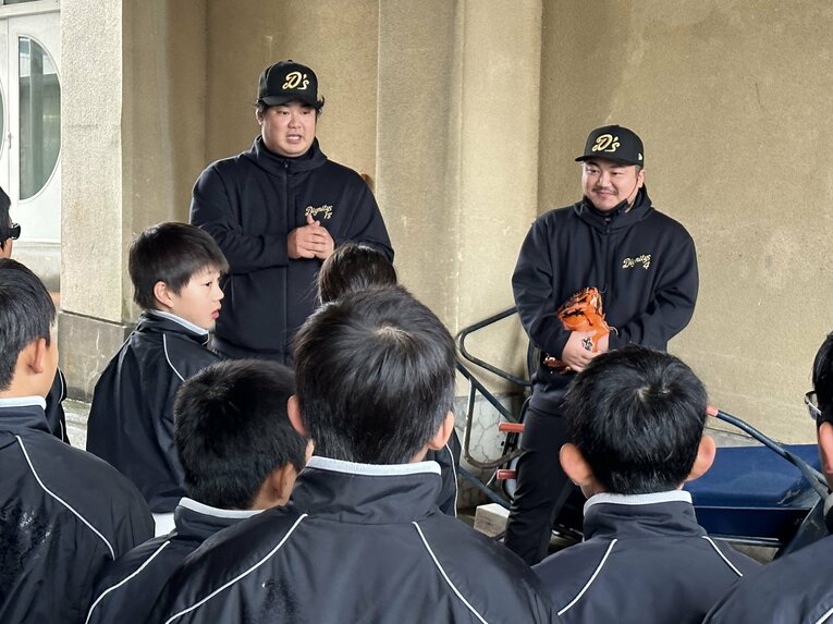 現在、児童福祉に携わる町田さん。野球教室にも携わっている（全6枚中の4枚目）　※町田さん提供