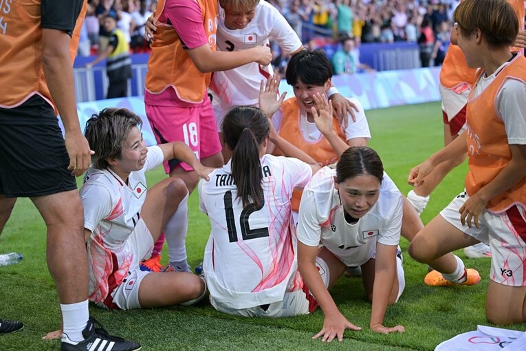 谷川のスーパーゴール後、コーナーフラッグが……（全14枚中の9枚目）©Takuya Kaneko/JMPA