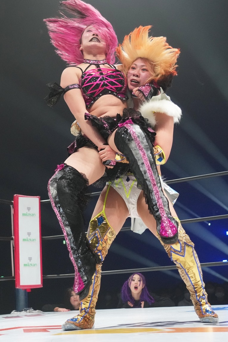 羽南のリストクラッチ式バックドロップホールドで敗れた吏南。3月15日、横浜武道館　©Essei Hara