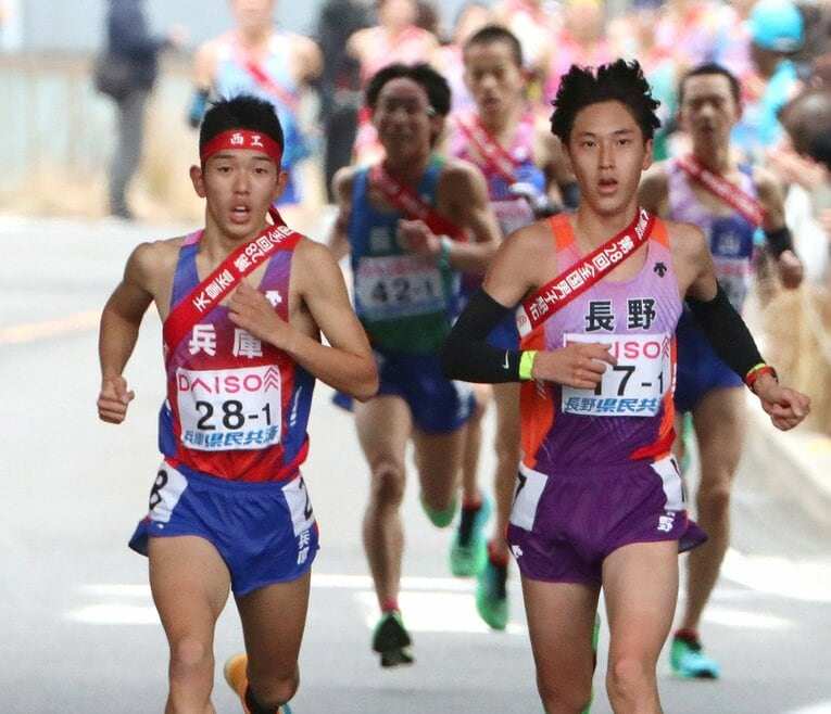 今季、3000ｍ障害の高校記録を更新した永原颯磨（右）　©JIJI PRESS