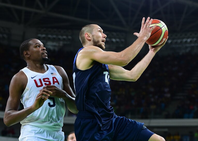 リオ五輪でケビン・デュラントとマッチアップする長男・キム（右）　©︎Getty Images