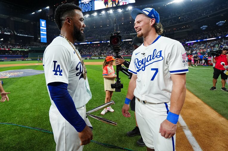 MLBオールスター前夜のホームランダービーで決勝まで進んだウィット（右）。優勝したテオスカー・ヘルナンデスと談笑する姿も　©Getty Images　