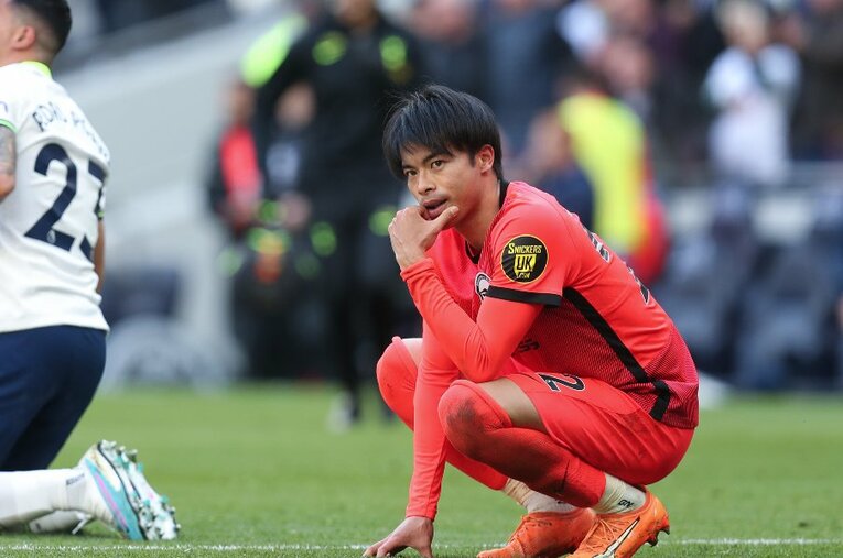 誤審疑惑の多かったトッテナム戦。2－1での敗北後、アウェイスタンドを呆然と眺めていた三笘薫（25歳） ／ photograph by Getty Images