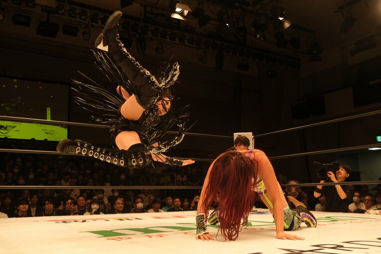 上谷の得意技「旋風脚」がAZMに決まる（2枚目）