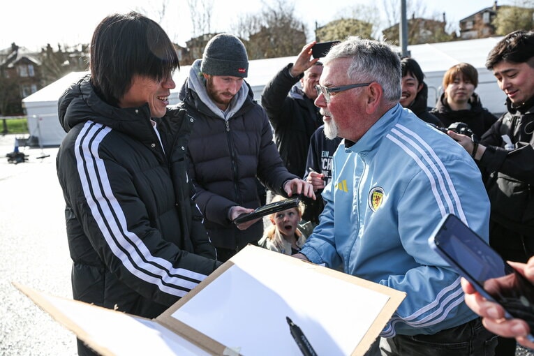 現地解説を務めた中村俊輔は、スコットランドのファンから今も愛されていた（写真は右に続きます）　©Getty Images