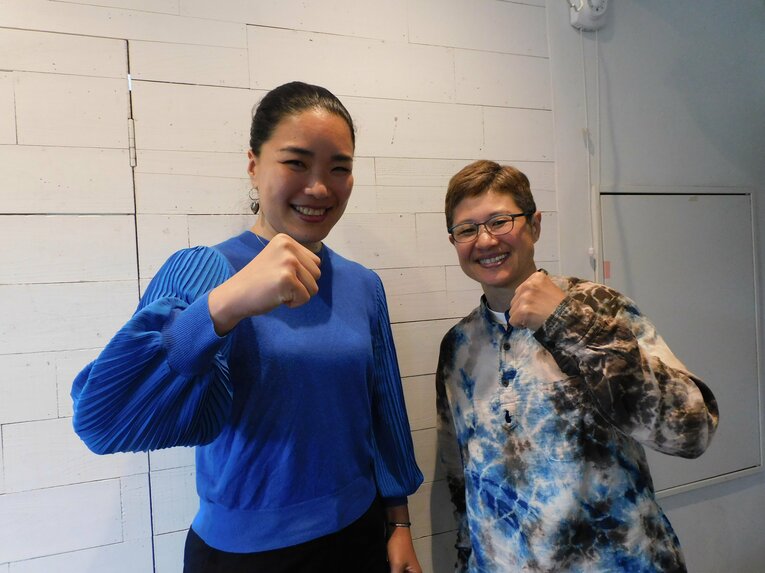 「こういうポーズの方が慣れていますね」と話す格闘カップルの二人　©︎Haruka Sato