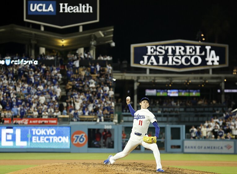 総立ちの観客の「ローキ」コールを背にレッズ戦で力投する佐々木　©Getty Images