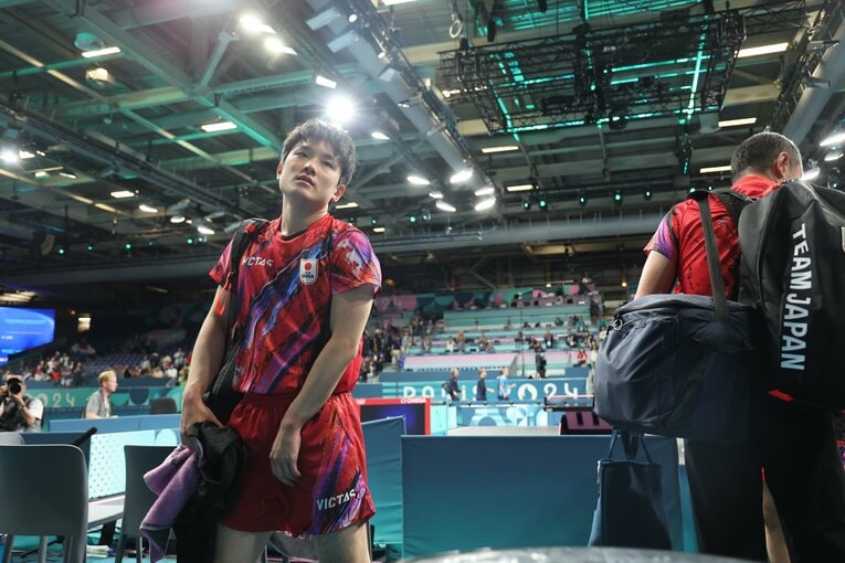 男子卓球団体戦準決勝、スウェーデン戦で敗れて悄然と引き上げる張本智和　©︎Tetsuya Higashikawa/JMPA