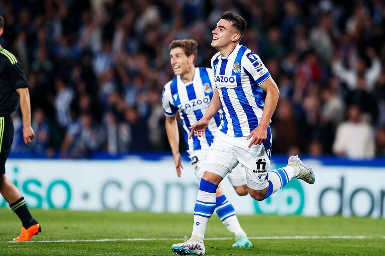 「久保建英がスペイン紙の一面に！」子供サポ「タケが決めるよ」予言通りマドリーを圧倒“ソシエダの熱狂”は翌日も…カメラマンは見た(38)