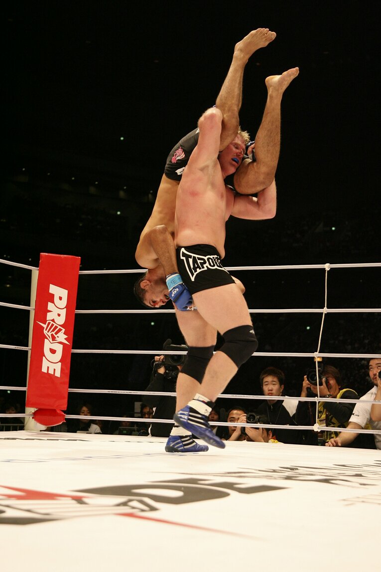 アントニオ・ホドリゴ・ノゲイラにデスバレーボムを放つジョシュ・バーネット　©Toshiya Kondo