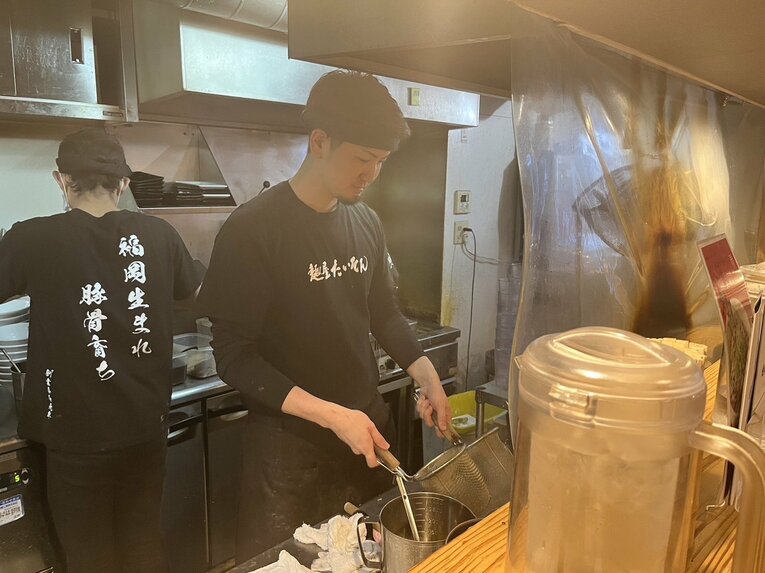 勤務中の笠原さん（本人提供）