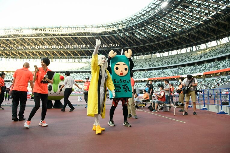 「崖っぷち」でも常に笑顔は絶やさない　©Hirofumi Kamaya