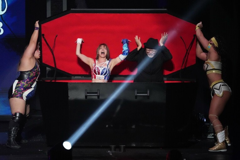 ハロウィンでロッシー小川と棺桶に入れられてしまった岩谷麻優。10月29日、立川ステージガーデン　©Essei Hara