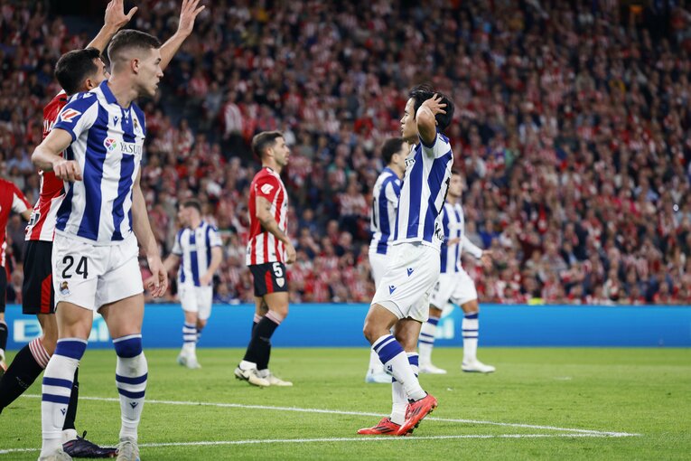 シュートを決めきれず頭を抱える