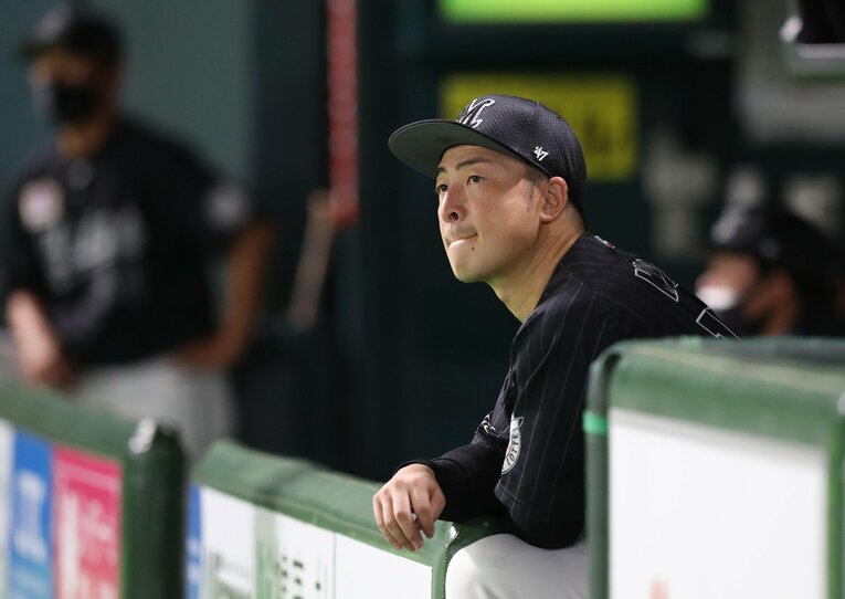 悩む小島に優しい言葉を投げかけた美馬学　©Sankei Shimbun