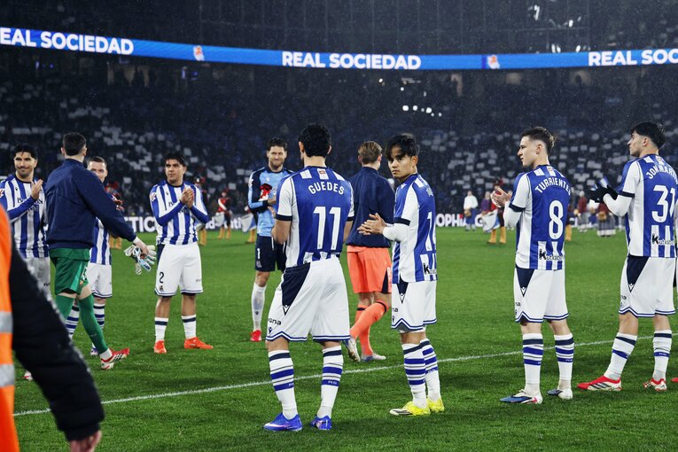 スーパー杯優勝のバルサを花道で迎え入れる（写真は続きます）　©Daisuke Nakashima