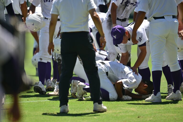 関東一、最後の打者になった２年生の坂本を慰めるチームメートたち（全6枚中の3枚目）　©Hideki Sugiyama