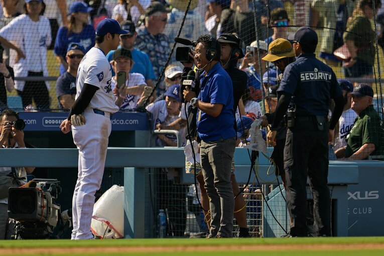 NHKのフラッシュインタビューに応じる大谷　©Nanae Suzuki