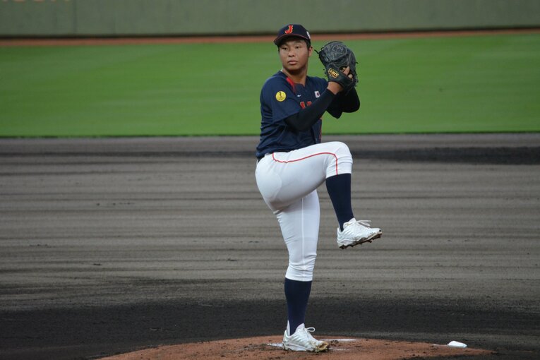 末吉良丞の投球フォーム（1枚目／全4枚） ©Takarin Matsunaga