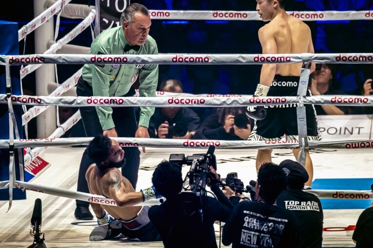 井上尚弥vs.ルイス・ネリ。KOシーンの連続写真（6枚目／全8枚）©Takuya Sugiyama