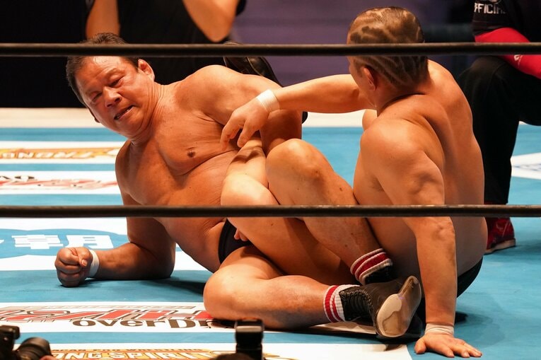 鈴木みのるに足関節を仕掛ける藤波