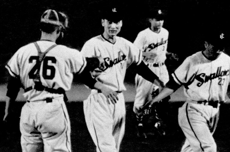 10年連続20勝を達成したときの金田（中央）　©Kyodo News