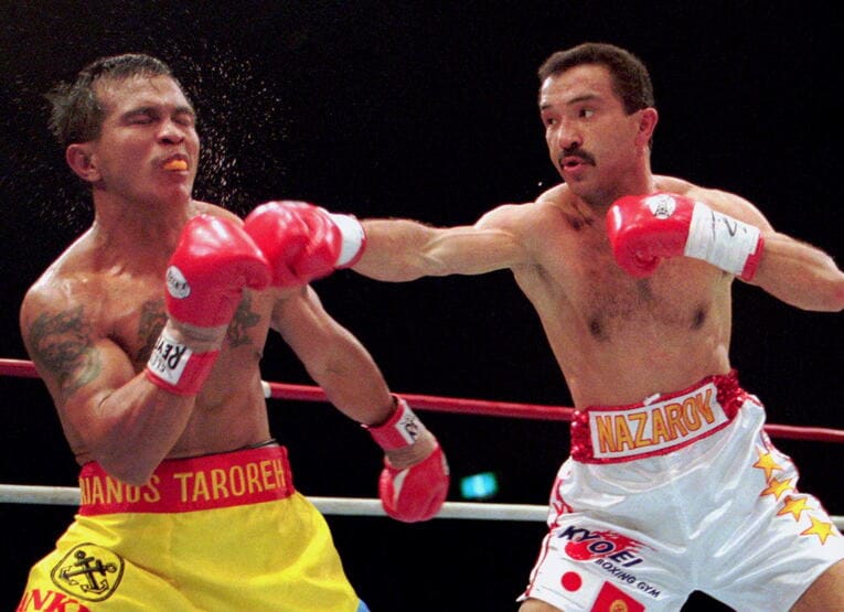 1996年4月15日、WBA世界ライト級タイトルマッチで防衛に成功するオルズベック・ナザロフ（右）©︎Reuters/AFLO
