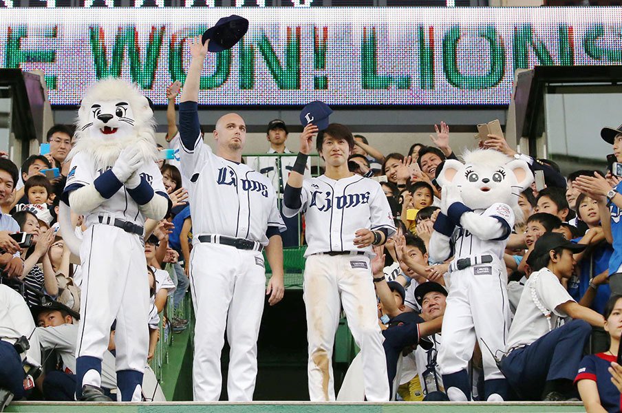 西武打線、盗塁王帰還で完成形に!金子侑司&源田壮亮、魅惑の1・2番。<Number Web> photograph by Kyodo News
