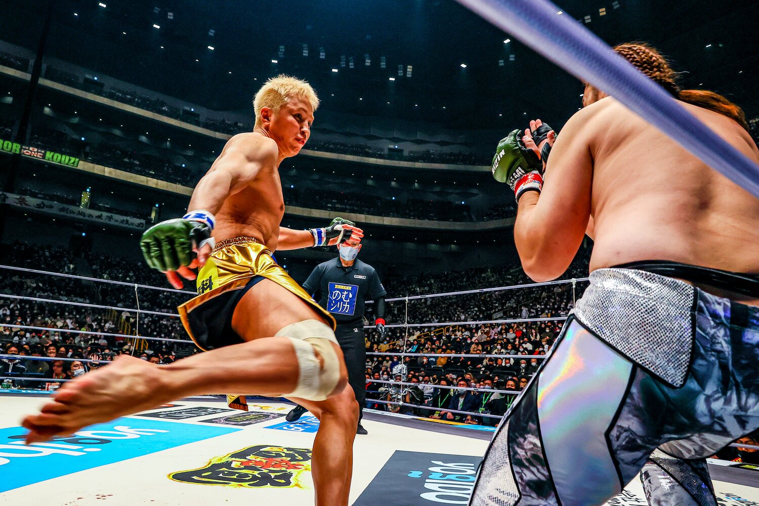 リック・フレアーの“嘆願ムーブ”を再現したシバターにローキックを入れる久保優太 ©RIZIN FF Susumu Nagao