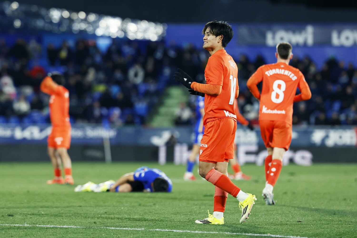 ボックス内での勝負を仕掛ける久保。倒されてPK獲得かと思われたが、わずかにオフサイド判定だった