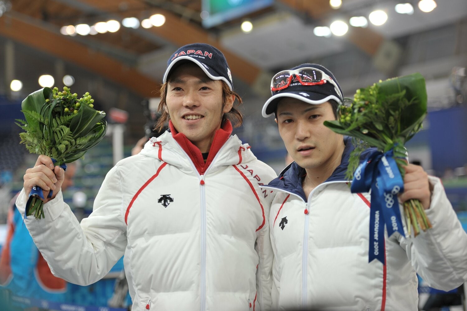 2010年バンクーバー五輪男子500mで銀メダルを獲得した長島圭一郎(左)と、銅メダルの加藤条治(右) ©Naoya Sanuki/JMPA