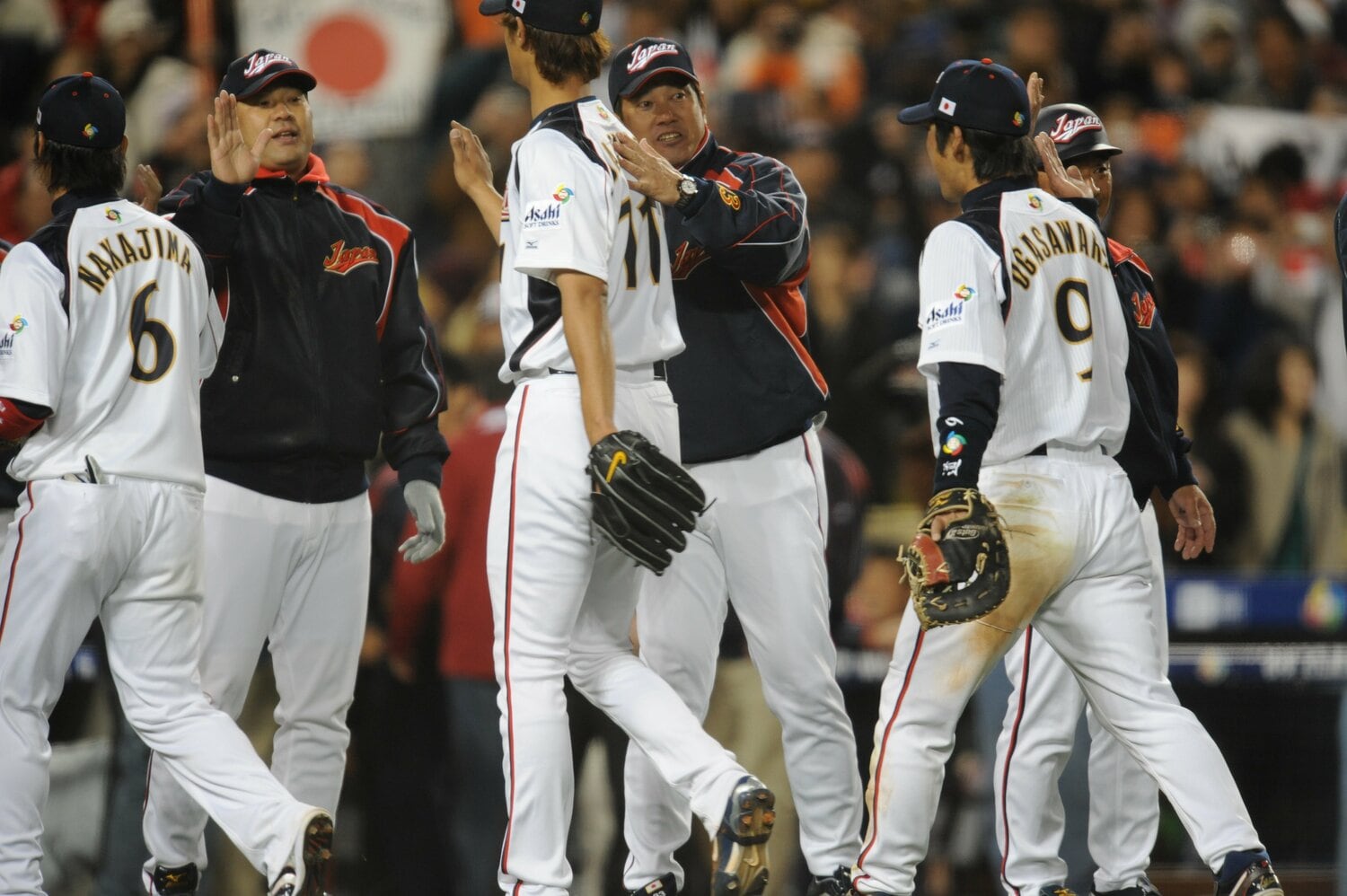 2009年のWBC準決勝でアメリカを破り、ダルビッシュを出迎える原監督　©BUNGEISHUNJU